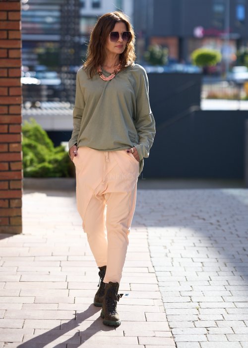 Szałwiowa bluzka damska z długim rękawem i dekoltem w serek, o luźnym kroju oversize, wykonana z miękkiej bawełny