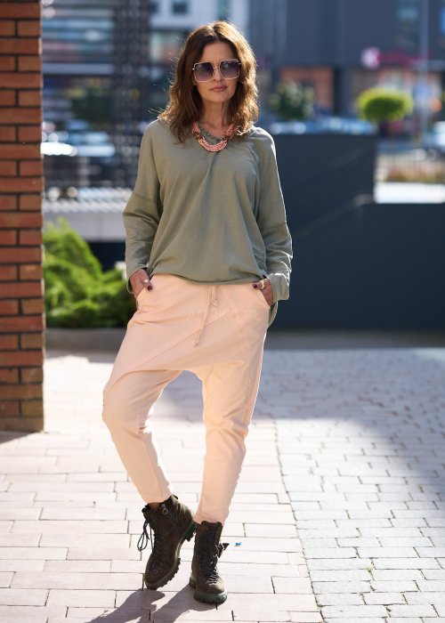 Szałwiowa bluzka damska z długim rękawem i dekoltem w serek, o luźnym kroju oversize, wykonana z miękkiej bawełny