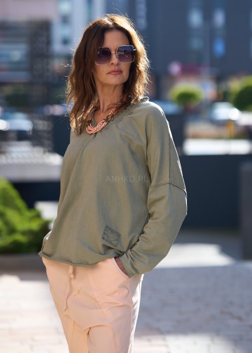 Szałwiowa bluzka damska z długim rękawem i dekoltem w serek, o luźnym kroju oversize, wykonana z miękkiej bawełny