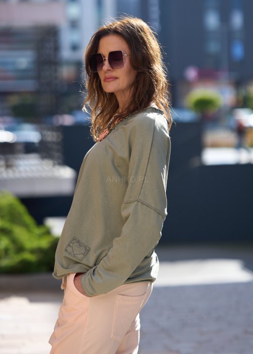 Szałwiowa bluzka damska z długim rękawem i dekoltem w serek, o luźnym kroju oversize, wykonana z miękkiej bawełny