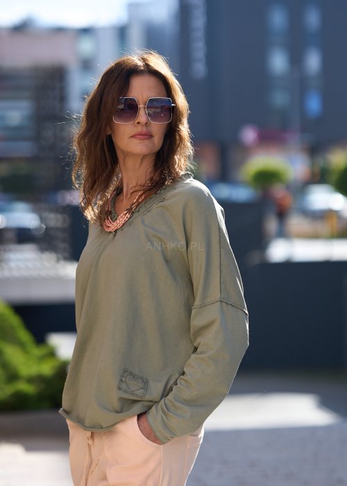 Szałwiowa bluzka damska z długim rękawem i dekoltem w serek, o luźnym kroju oversize, wykonana z miękkiej bawełny