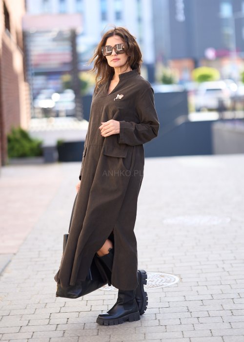 Ciemnobrązowa sukienka damska midi z długim rękawem, kieszeniami i dekoltem w serek, minimalistyczny fason casual