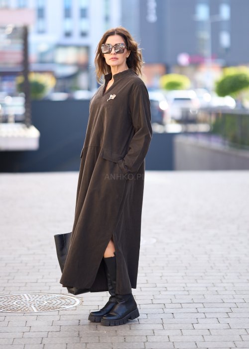 Ciemnobrązowa sukienka damska midi z długim rękawem, kieszeniami i dekoltem w serek, minimalistyczny fason casual