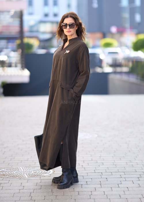 Ciemnobrązowa sukienka damska midi z długim rękawem, kieszeniami i dekoltem w serek, minimalistyczny fason casual