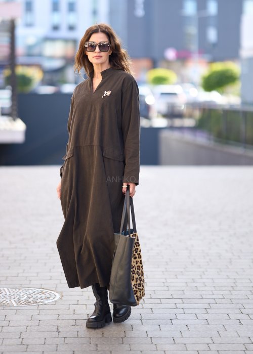 Ciemnobrązowa sukienka damska midi z długim rękawem, kieszeniami i dekoltem w serek, minimalistyczny fason casual