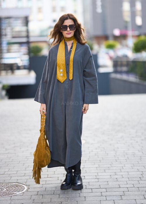 Ciemnoszara sukienka koszulowa maxi z długim rękawem, zapięciem na guziki i kieszeniami, wykonana z miękkiej tkaniny