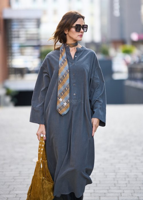 Ciemnoszara sukienka koszulowa maxi z długim rękawem, zapięciem na guziki i kieszeniami, wykonana z miękkiej tkaniny