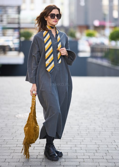 Ciemnoszara sukienka koszulowa maxi z długim rękawem, zapięciem na guziki i kieszeniami, wykonana z miękkiej tkaniny