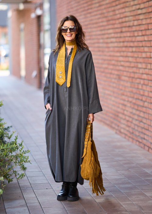 Ciemnoszara sukienka koszulowa maxi z długim rękawem, zapięciem na guziki i kieszeniami, wykonana z miękkiej tkaniny