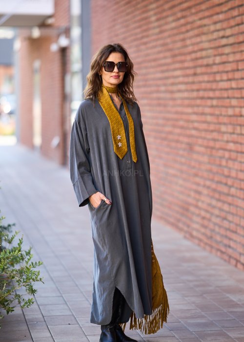 Ciemnoszara sukienka koszulowa maxi z długim rękawem, zapięciem na guziki i kieszeniami, wykonana z miękkiej tkaniny