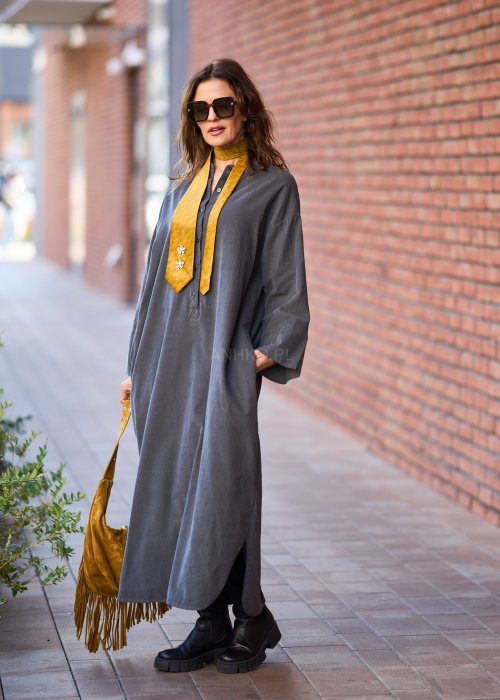 Ciemnoszara sukienka koszulowa maxi z długim rękawem, zapięciem na guziki i kieszeniami, wykonana z miękkiej tkaniny