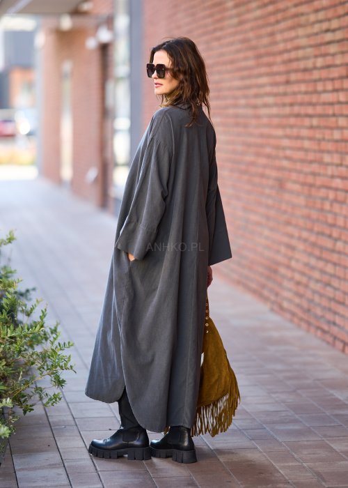 Ciemnoszara sukienka koszulowa maxi z długim rękawem, zapięciem na guziki i kieszeniami, wykonana z miękkiej tkaniny