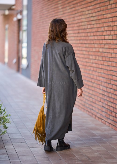 Ciemnoszara sukienka koszulowa maxi z długim rękawem, zapięciem na guziki i kieszeniami, wykonana z miękkiej tkaniny