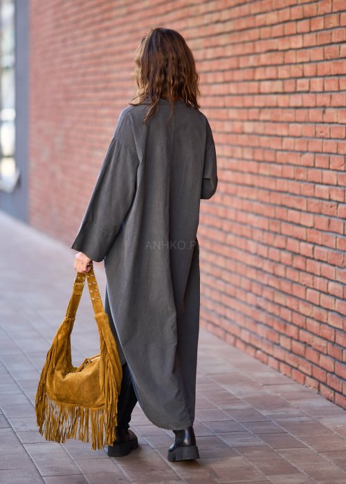 Ciemnoszara sukienka koszulowa maxi z długim rękawem, zapięciem na guziki i kieszeniami, wykonana z miękkiej tkaniny