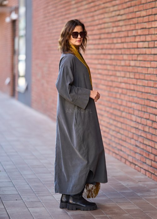 Ciemnoszara sukienka koszulowa maxi z długim rękawem, zapięciem na guziki i kieszeniami, wykonana z miękkiej tkaniny