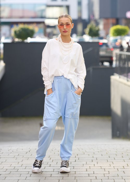 luźną, białą bluzkę o oversize’owym kroju