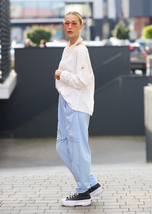 luźną, białą bluzkę o oversize’owym kroju