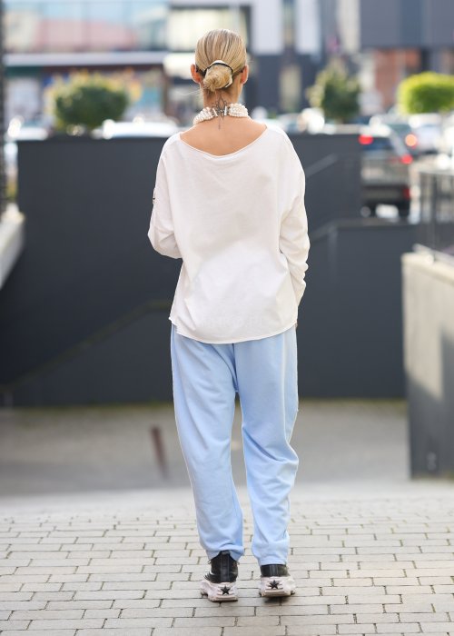 luźną, białą bluzkę o oversize’owym kroju