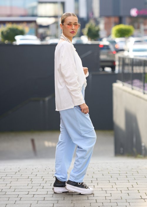 luźną, białą bluzkę o oversize’owym kroju