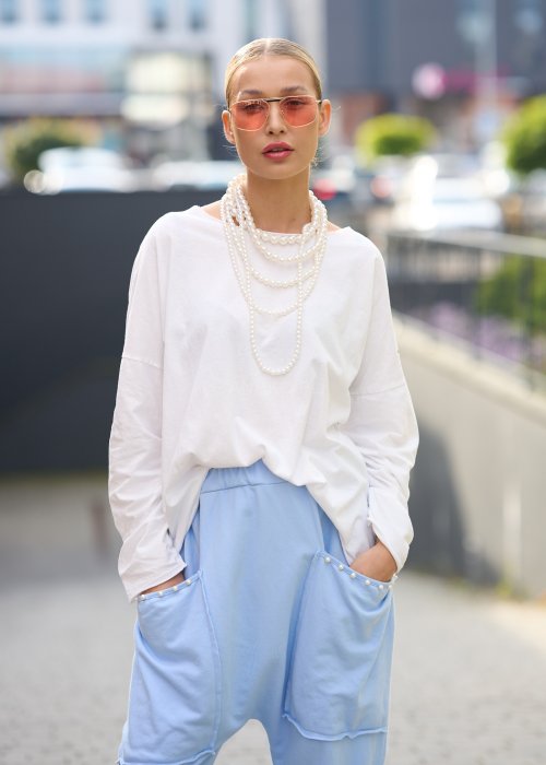 luźną, białą bluzkę o oversize’owym kroju