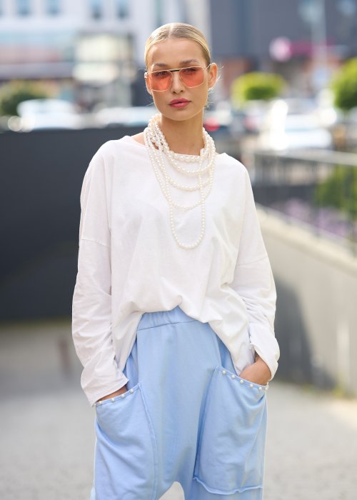 luźną, białą bluzkę o oversize’owym kroju