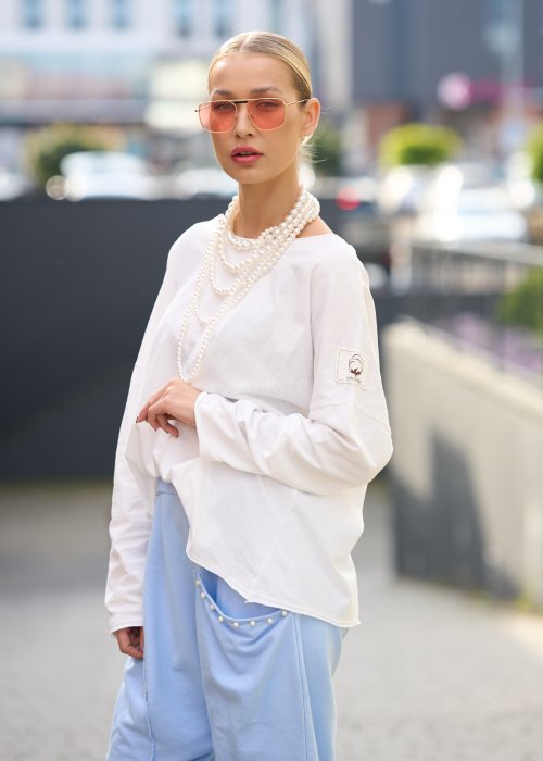 luźną, białą bluzkę o oversize’owym kroju