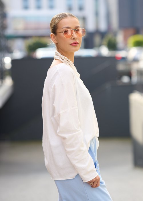 luźną, białą bluzkę o oversize’owym kroju