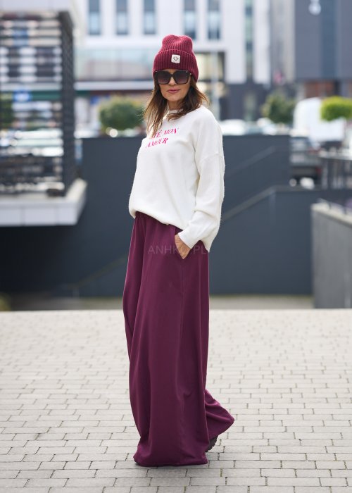 Śliwkowe spodnie damskie o szerokich nogawkach z elastyczną talią, luźny fason w nowoczesnej stylizacji miejskiej.