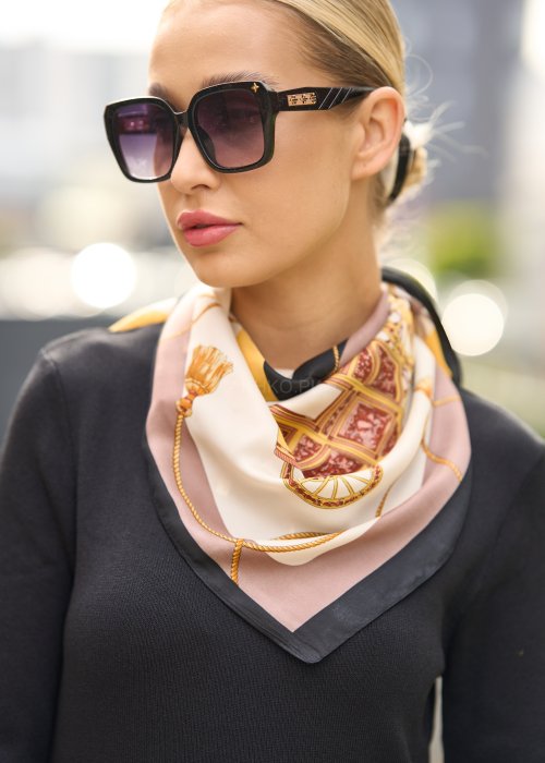 jedwabną apaszką w barokowy wzór w odcieniach złota, brązu i czerni