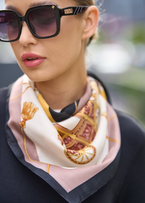 jedwabną apaszką w barokowy wzór w odcieniach złota, brązu i czerni