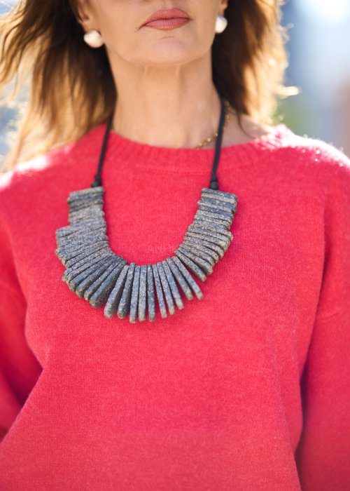 Naszyjnik z kamiennych elementów na czarnym sznurku