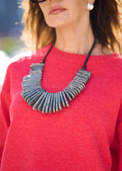 Naszyjnik z kamiennych elementów na czarnym sznurku