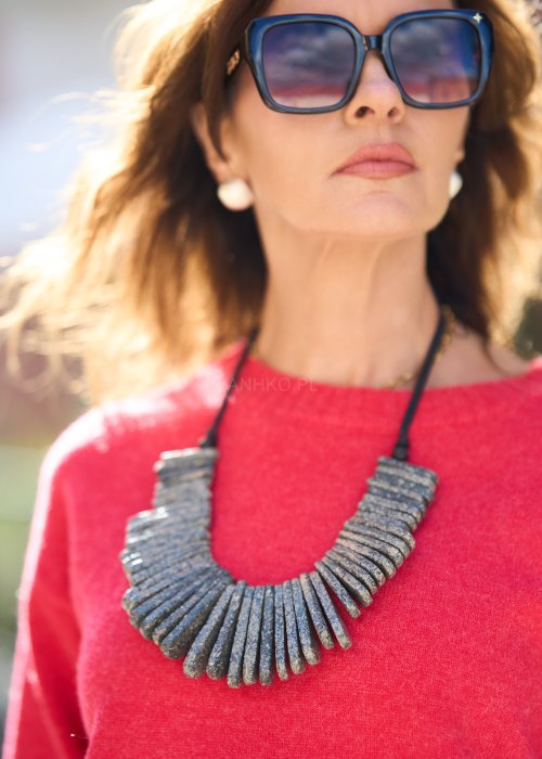 Naszyjnik z kamiennych elementów na czarnym sznurku