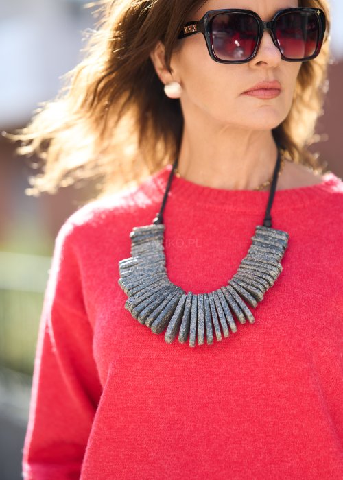 Naszyjnik z kamiennych elementów na czarnym sznurku