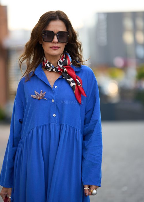 Odważna i stylowa apaszka z motywem zebry i kontrastową ramką w krowie cętki