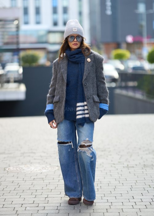 wełniany sweter w kolorze granatu z białymi paskami na rękawach i dole, który został zestawiony z dopasowanym kolorystycznie szalikiem utrzymanym w tym samym wzorze