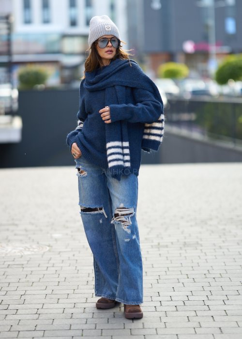 wełniany sweter w kolorze granatu z białymi paskami na rękawach i dole, który został zestawiony z dopasowanym kolorystycznie szalikiem utrzymanym w tym samym wzorze