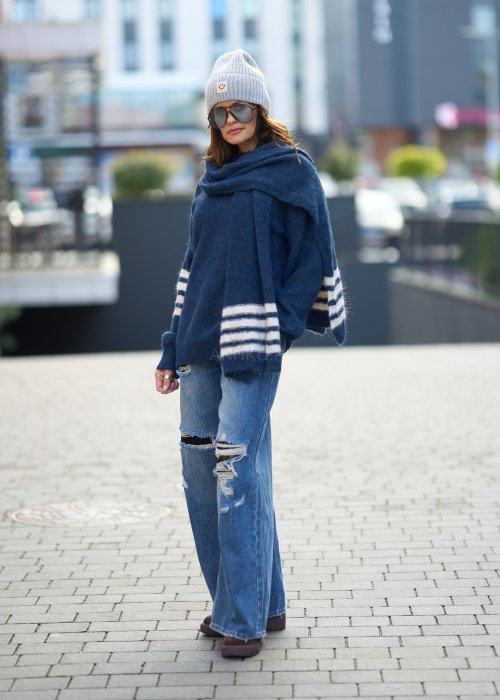 wełniany sweter w kolorze granatu z białymi paskami na rękawach i dole, który został zestawiony z dopasowanym kolorystycznie szalikiem utrzymanym w tym samym wzorze