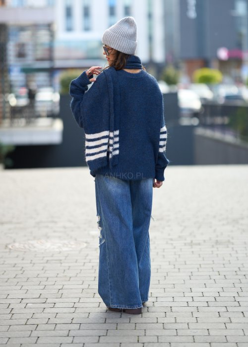 wełniany sweter w kolorze granatu z białymi paskami na rękawach i dole, który został zestawiony z dopasowanym kolorystycznie szalikiem utrzymanym w tym samym wzorze