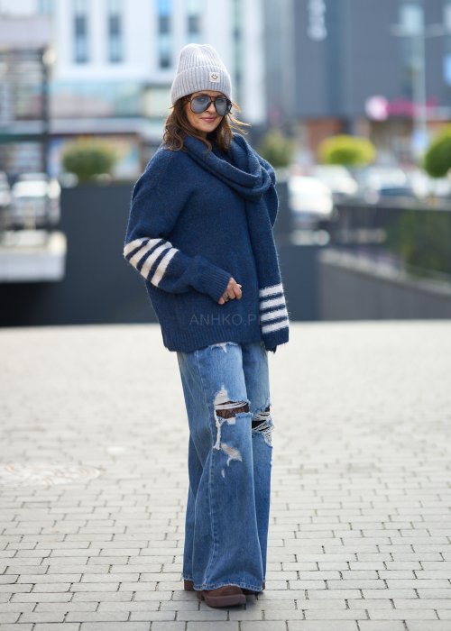 wełniany sweter w kolorze granatu z białymi paskami na rękawach i dole, który został zestawiony z dopasowanym kolorystycznie szalikiem utrzymanym w tym samym wzorze