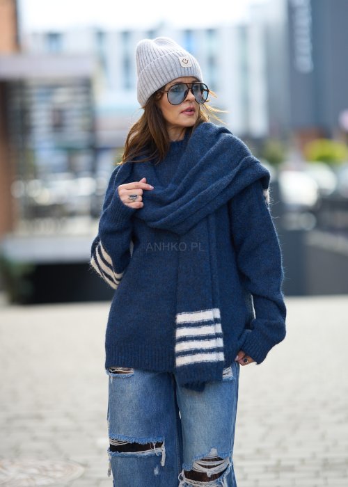 wełniany sweter w kolorze granatu z białymi paskami na rękawach i dole, który został zestawiony z dopasowanym kolorystycznie szalikiem utrzymanym w tym samym wzorze