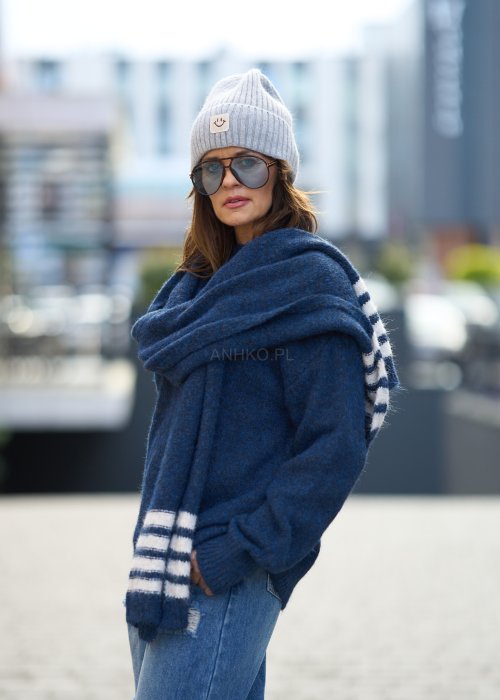 wełniany sweter w kolorze granatu z białymi paskami na rękawach i dole, który został zestawiony z dopasowanym kolorystycznie szalikiem utrzymanym w tym samym wzorze