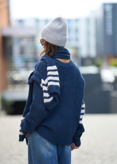 wełniany sweter w kolorze granatu z białymi paskami na rękawach i dole, który został zestawiony z dopasowanym kolorystycznie szalikiem utrzymanym w tym samym wzorze