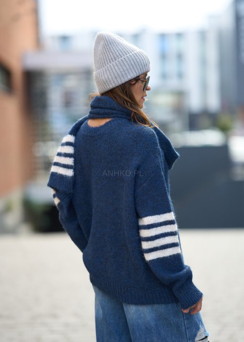wełniany sweter w kolorze granatu z białymi paskami na rękawach i dole, który został zestawiony z dopasowanym kolorystycznie szalikiem utrzymanym w tym samym wzorze