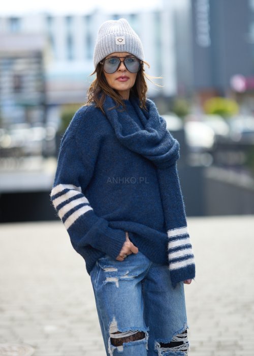 wełniany sweter w kolorze granatu z białymi paskami na rękawach i dole, który został zestawiony z dopasowanym kolorystycznie szalikiem utrzymanym w tym samym wzorze