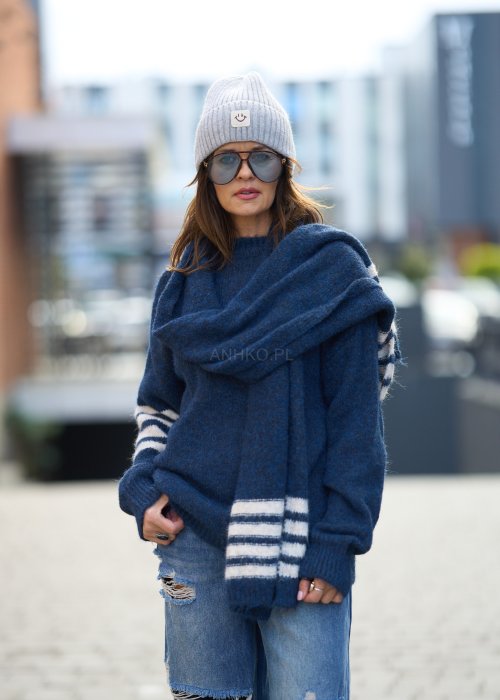 wełniany sweter w kolorze granatu z białymi paskami na rękawach i dole, który został zestawiony z dopasowanym kolorystycznie szalikiem utrzymanym w tym samym wzorze