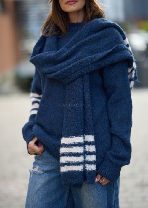 wełniany sweter w kolorze granatu z białymi paskami na rękawach i dole, który został zestawiony z dopasowanym kolorystycznie szalikiem utrzymanym w tym samym wzorze