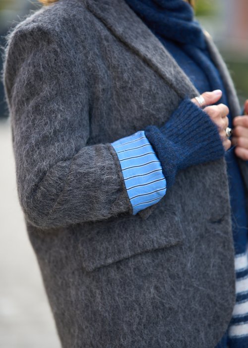 Grafitowa marynarka-kurtka Norelia damska o luźnym kroju z miękkiej dzianiny, stylizacja z koszulą i jeansami.