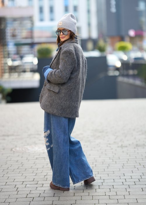 Grafitowa marynarka-kurtka Norelia damska o luźnym kroju z miękkiej dzianiny, stylizacja z koszulą i jeansami.