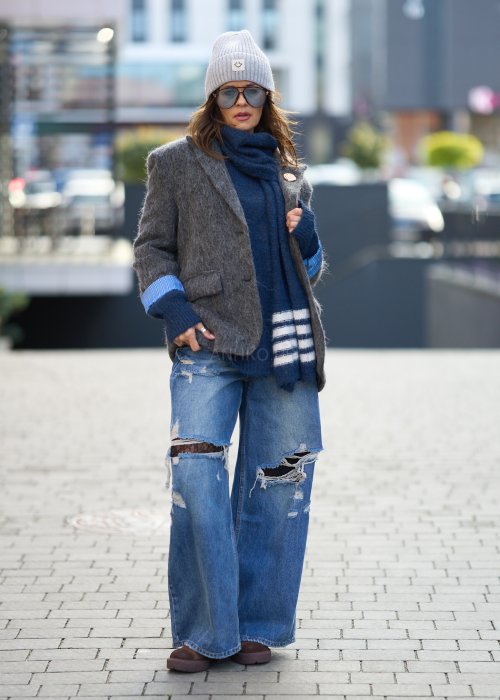 Grafitowa marynarka-kurtka Norelia damska o luźnym kroju z miękkiej dzianiny, stylizacja z koszulą i jeansami.